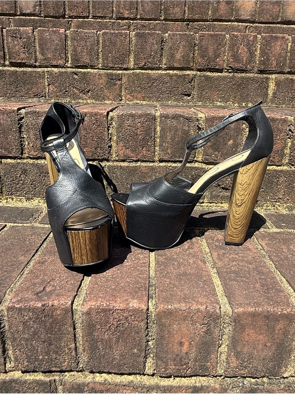 Jessica Simpson Black Leather T-Strap Platform Sandals - Picture 5 of 6